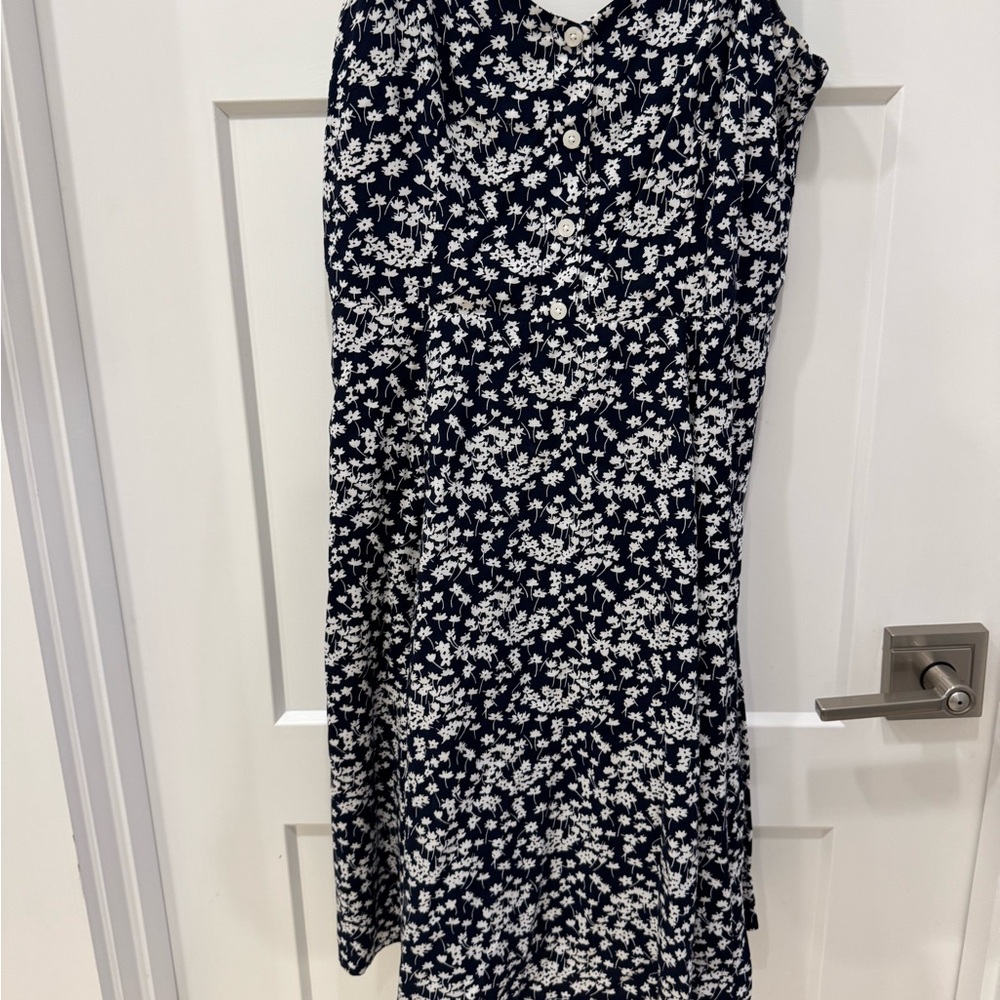 GAP Navy and White Patterned Top size 2 super cute